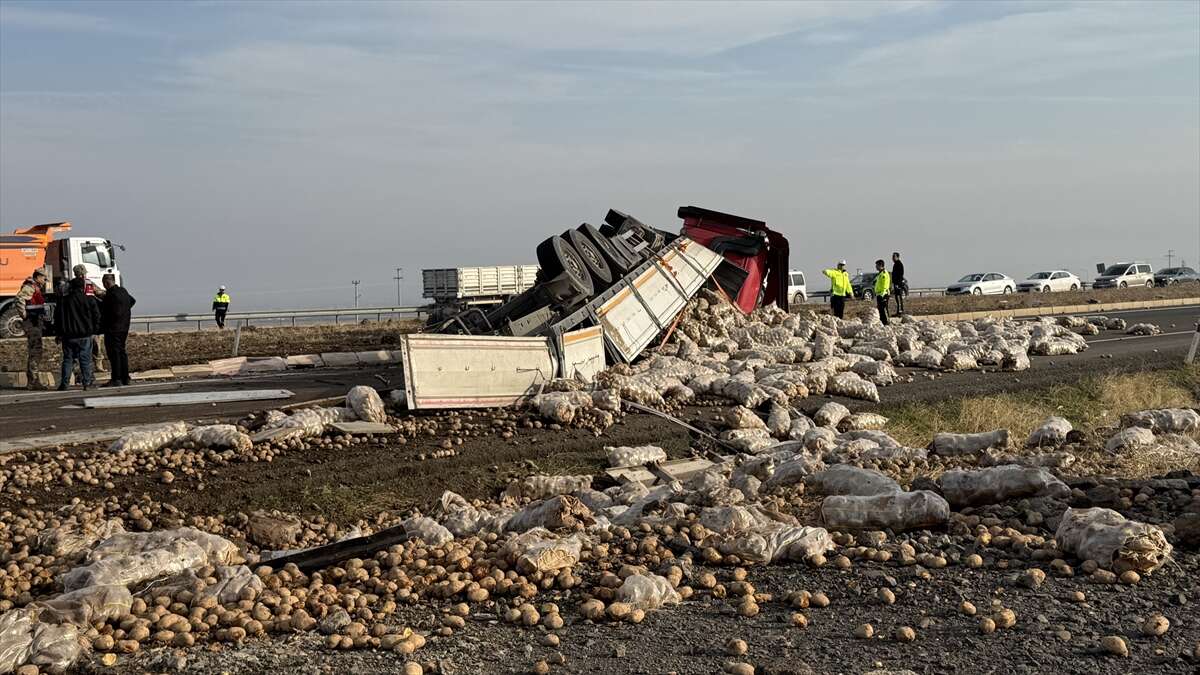 Devrilen TIR trafiği kilitledi 1